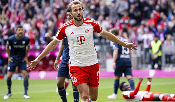 Harry Kane z Bayernu Mnichov se raduje z jednoho ze svých tí gól v zápase s...