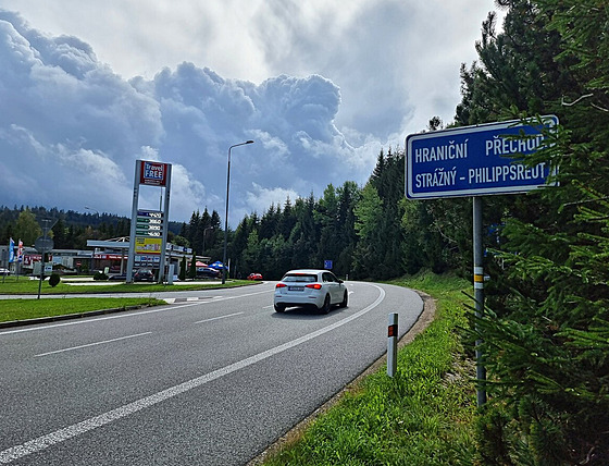 Kolem obce Stráný vede silnice k hraninímu pechodu s Nmeckem.