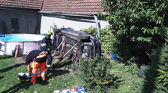 idi z nezjitných píin vyjel ze silnice a skonil na dvoe rodinného domu.