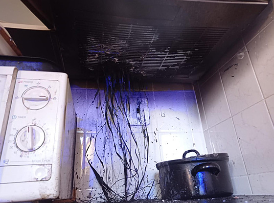 Hořící hrnec poškodil kuchyň.
