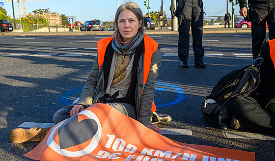 Caroline Schmidtová pi blokád dálnice A100 v Berlín. (11. íjna 2022)