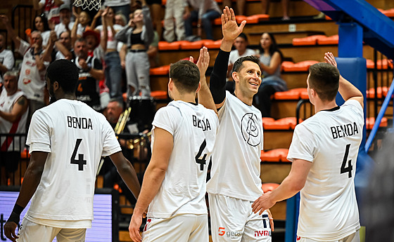 Petr Benda se naposledy zdraví s nymburskými spoluhrá�i p�ed zápasem.