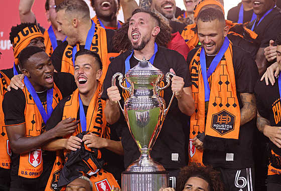 Hector Herrera z Houston Dynamo pozvedá U.S. Open Cup.