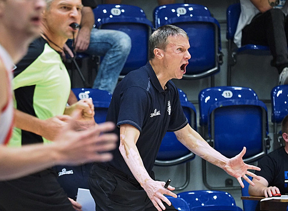 Dínský trenér Tomá Grepl proívá zápas s Pardubicemi.