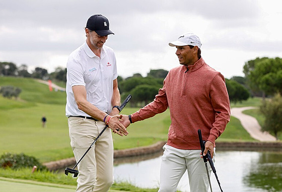 Pau Gasol (vlevo) a Rafael Nadal spolen na charitativním golfovém turnaji....