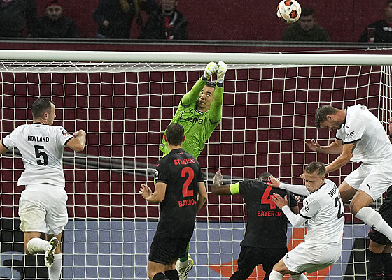 Mat�j Ková� z Leverkusenu vyboxoval mí� v zápase s Häckenem.