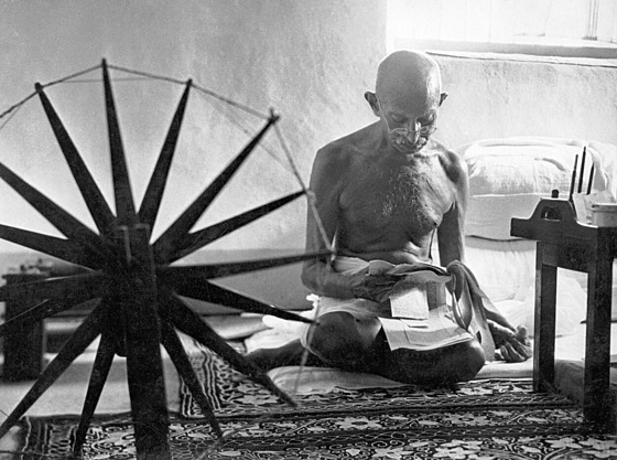 Duchovní vdce Indie a indického hnutí za nezávislost Mahátma Gándhí sedí u...