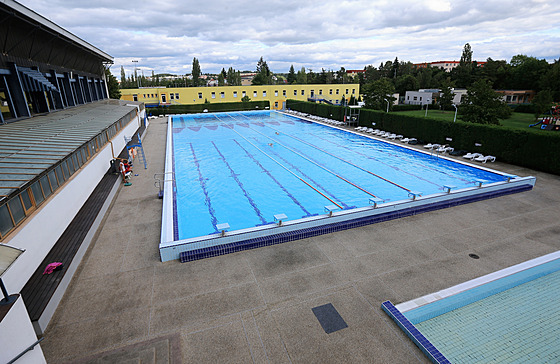 Venkovní bazén v mstském areálu na Slovanech budou moci plavci vyuívat i pes...