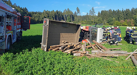 Nehoda na Klatovsku. Pod p�evráceným traktorem z�stal zaklín�ný spolujezdec.
