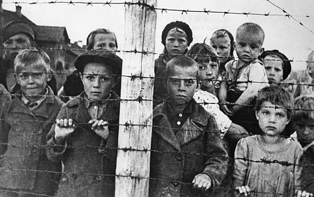 Vyfotila děti ve finském koncentráku. Proč se neradují? seřval ji šéf