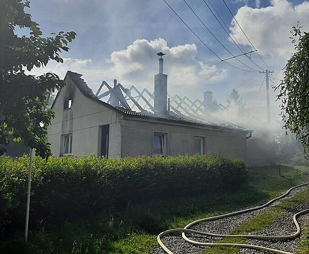 Při výbuchu domu na Prostějovsku zemřel člověk, objekt patří pyrotechnické firmě
