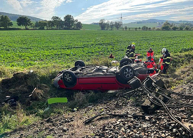 Po střetu s vlakem na Strakonicku zemřel řidič, náraz ho katapultoval z auta