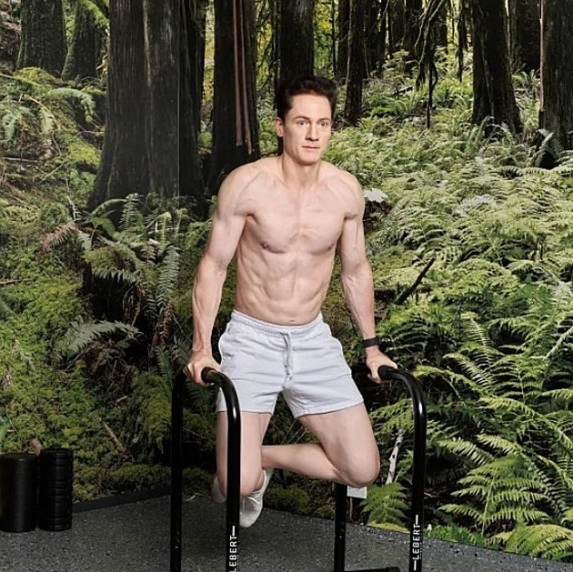 Miliardář toužící po nekonečném mládí si v noci nechává měřit erekci