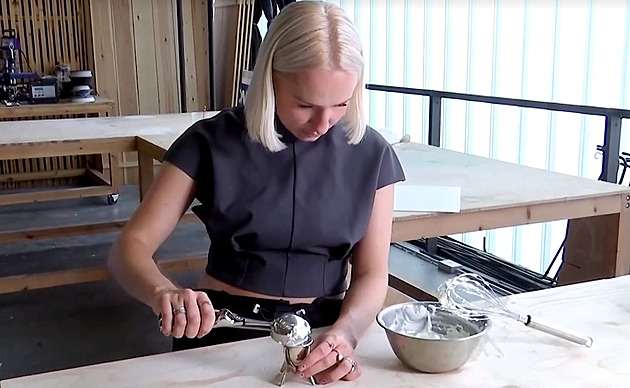 Vymyslela zvláštní způsob recyklace plastu. Dělá z něj vanilku do zmrzliny