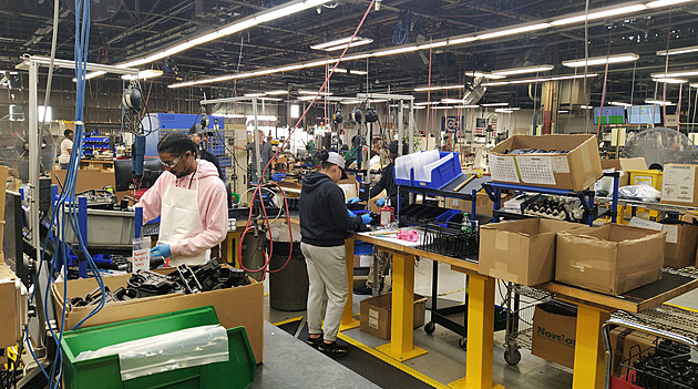 Podívejte se, jak český Colt vyrábí zbraně pro Ameriku. Pavel svou návštěvu hájil