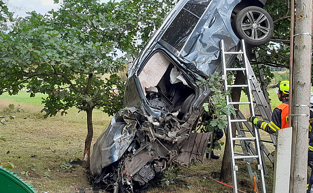 Havarované auto se vzpříčilo o strom, řidiče transportoval vrtulník