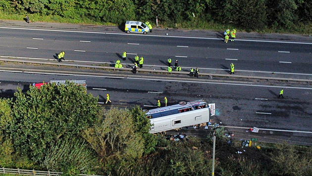 U Liverpoolu se převrátil autobus plný školáků, zemřel řidič a 14letá dívka