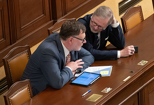 Poslanci pokračují ve schvalování vládního úsporného balíčku