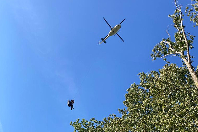 Dramatitjí byla záchrana druhého paraglidisty, který se snesl do koruny...