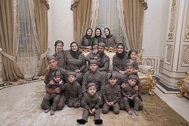 Pojistka pro případ náhlé smrti? Kadyrovovi synové jsou čím dál víc na očích