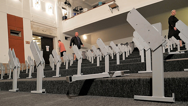 Konec hlediště z roku 1981. Žďárské divadlo má nový interiér, otevře ho Bartoška