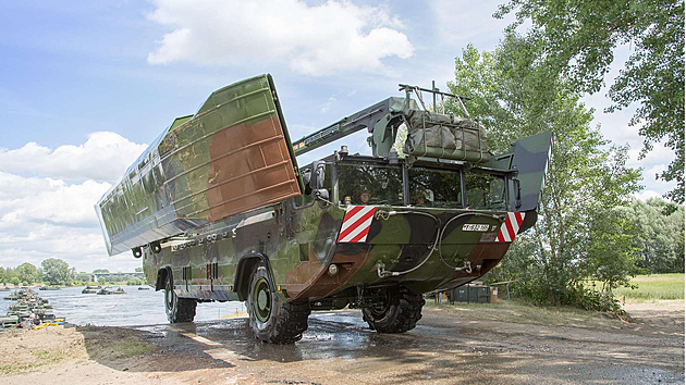 VIDEO: Obojživelné vozidlo Amphibie M3 používá NATO na zdolávání řek
