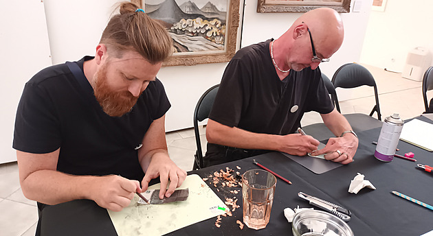 Umělci začmárali lidem bankovky, jejich hodnota teď má výrazně stoupnout