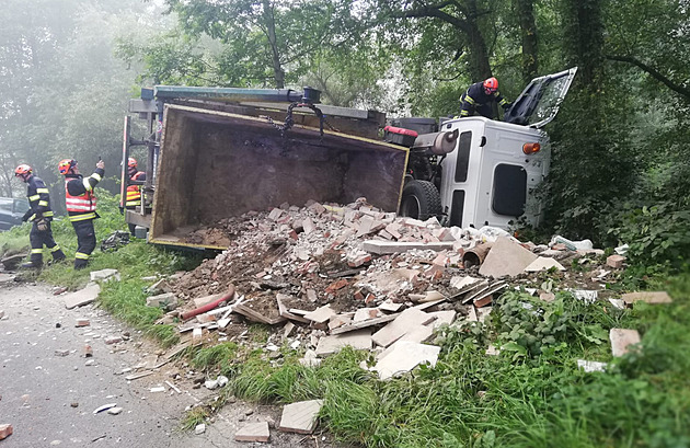 Nehoda osobního a nákladního vozu ve Zlíně-Malenovicích měla tragické následky....