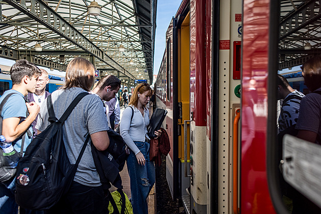 Mladí Slováci vyrazili zadarmo vlakem domů volit. Není nám to jedno, vzkazují
