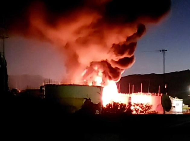 U letiště v ruském Soči hořel sklad s palivem. Požáru předcházely výbuchy