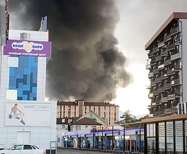 U Petrohradu hořel sklad. Ruské úřady omezily provoz letiště