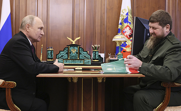 Dárek Putinovi. Zrušme volby, dokud neskončí vojenská operace, hlásá Kadyrov