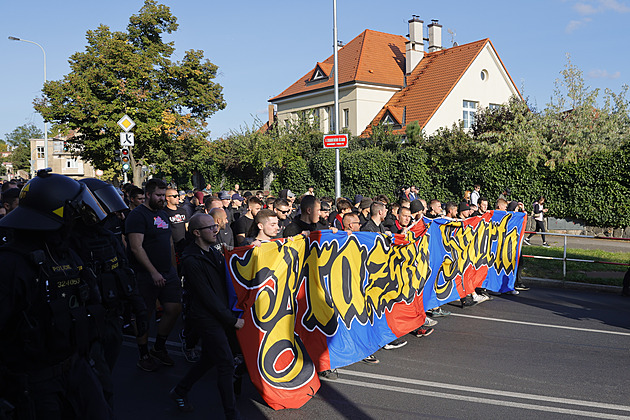 OBRAZEM: Očekávání před pražským derby. Pochod Sparťanů dorazil do Edenu