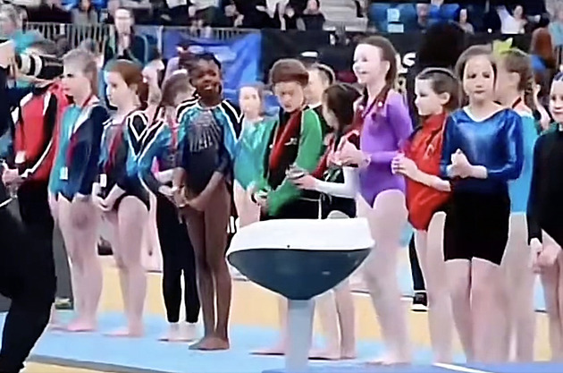 Omyl, nebo rasismus? Malé černošské gymnastce zapomněli předat medaili
