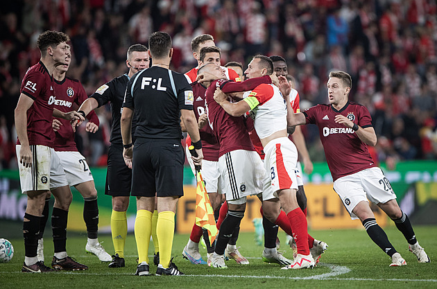 PONEDĚLNÍK: Liga je stále lepší, i když derby končí ostudou