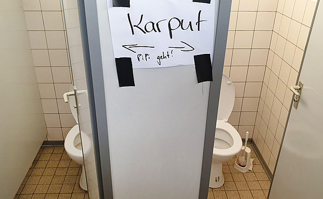 Němci svolali záchodový summit. Děti se na školních WC bojí, radši méně pijí