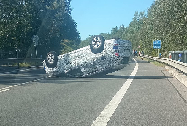 Při předjíždění se na Liberecku střetla dvě auta, jeden z řidičů zemřel