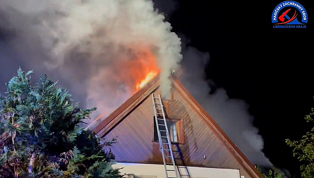 VIDEO: Hořící dům dal hasičům zabrat. Bojovali na třech frontách