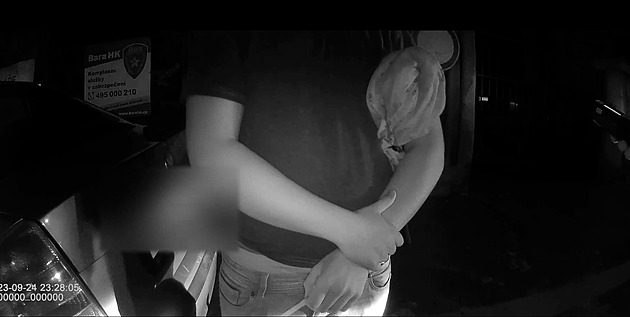 Patnáctiletý hoch jezdil s autem po Hradci, klíčky vzal spící babičce