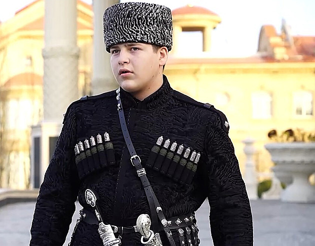 Kadyrovova syna za zkopání vězně policie stíhat nebude, je příliš mladý