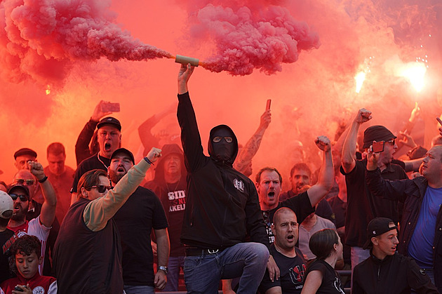 Rozzlobení fandové Ajaxu přerušili šlágr: ničili stadion, policie použila slzný plyn