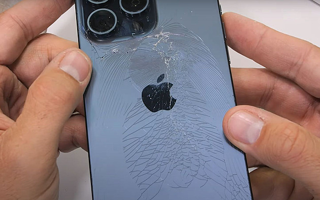 iPhone 15 Pro Max neobstál v testu odolnosti. Záda rychle prasknou