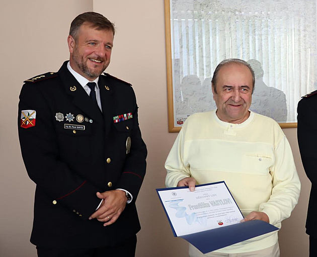 Františku Vastlovi poděkoval ředitel prachatické policie Pavel Bártík.