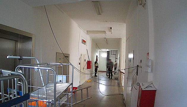 Zdrogovaný muž vtrhl do nemocnice a vyrval ze zdí kabely, chtěl odpojit kameru
