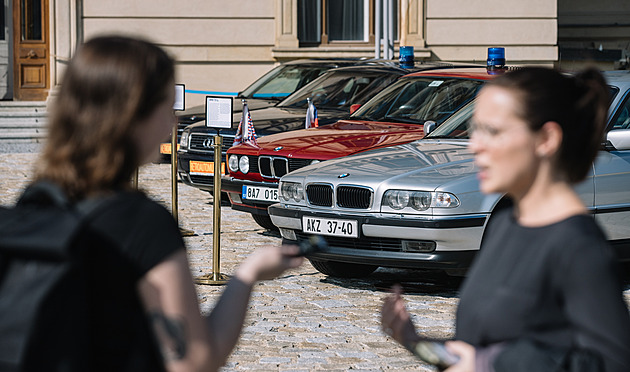 Vládní tatrovky i Klausovo audi. Úřad vlády vystavuje vzácné vozy politiků