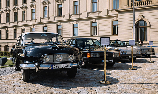 Vládní tatrovky i Klausovo audi. Úřad vlády vystavuje vzácné vozy politiků