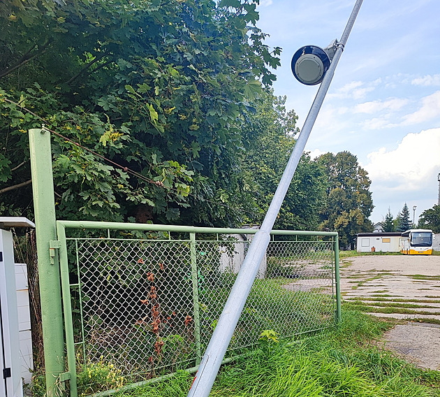 Řidič náklaďáku si chtěl zkrátit cestu, při couvání porazil sloup s kamerou