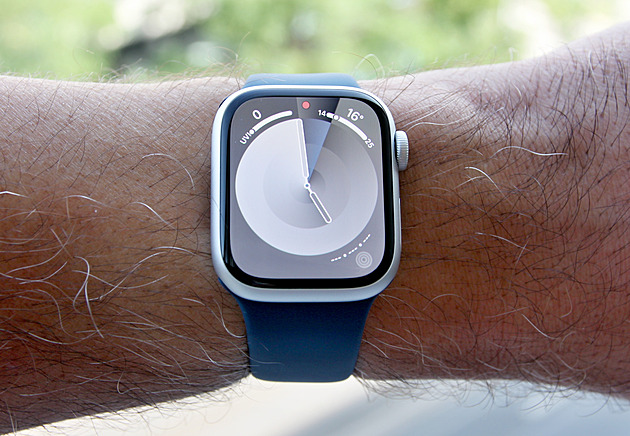 Změna zase jen uvnitř. Prohlédli jsme si nové standardní Apple Watch