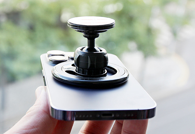 Co všechno udrží magnet? Vyzkoušeli jsme levné doplňky k iPhonům z Číny