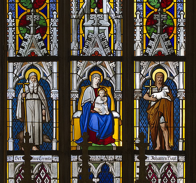 Hlavu vzhůru lidé na Hradě nezvednou. Výstava ukáže, jaká umělecká díla míjejí